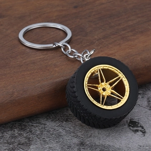 Detail van creatieve autovelg sleutelhanger met gouden legering en rubberen band