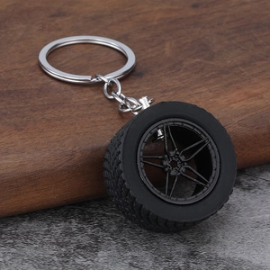 Detailopname van zwarte PVC bandensleutelhanger met profiel en vijf-spaaks lichtmetalen velg