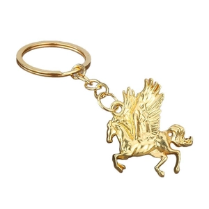 Porte-clés Pegasus doré en alliage avec ailes en relief détaillées sur fond blanc