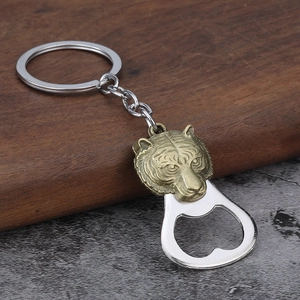 Details vom Tigerkopf Schlüsselanhänger Flaschenöffner in Bronze-Optik auf Holz