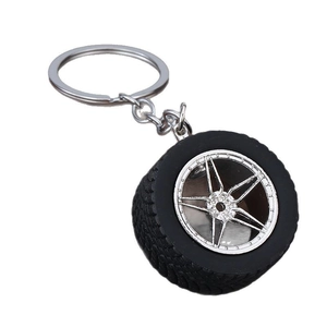 Creatieve PVC band en velg sleutelhanger met sportieve zilveren naaf voor de auto