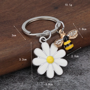 Biene und Gänseblümchen Schlüsselanhänger mit Strassflügeln und Emaille-Blüten