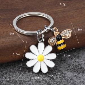 Gänseblümchen Biene Schlüsselanhänger mit weißer Emaille Blume und Strass-Biene Anhänger