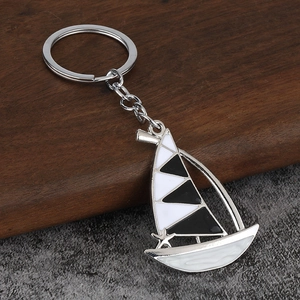 Porte-clés voilier nautique avec finition émail noir et blanc sur cadre en métal argent