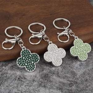 Trois porte-clés trèfle scintillants avec cristaux dans les tons vert et blanc