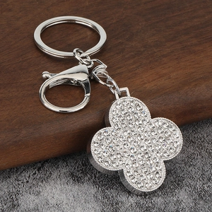 Détail macro du porte-clés trèfle à quatre feuilles argenté avec incrustation de strass