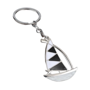 Porte-clés voilier en émail coloré avec voiles noires et blanches et design nautique