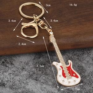 Porte-clés mini guitare électrique en émail rouge orné de strass étincelants