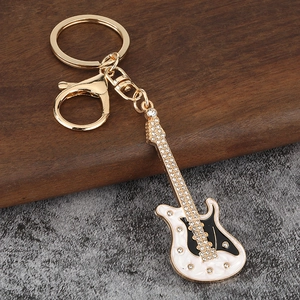 Porte-clés mini guitare électrique avec strass brillants et finition émail blanc