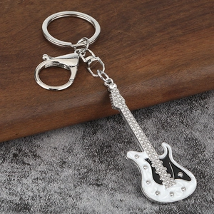 Vue détaillée du porte-clés guitare électrique avec strass et finition en émail