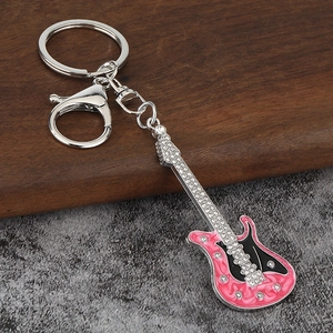 Porte-clés mini guitare électrique en émail rose et cristaux blancs sur base métal