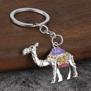 Détail d'un porte-clés chameau argenté avec émail violet et petits strass brillants