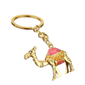 Porte-clés chameau en alliage doré avec détails en émail rose et rouge et anneau rond