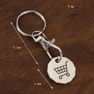 Zinklegierung Schlüsselanhänger mit Einkaufswagen-Chip und Karabiner auf Holzgrund
