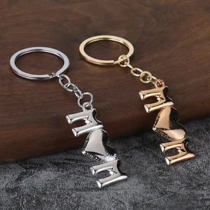 Portachiavi MOM in oro e argento con cuore su base in legno e pietra scura