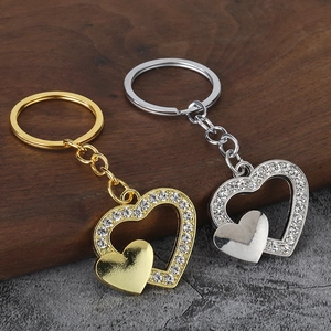 Détail de porte-clés en forme de cœur avec strass en finitions or et argent