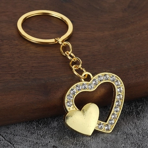 Porte-clés cœur doré orné de strass brillants avec un pendentif à double couche élégant