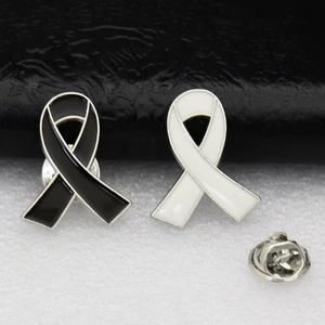 Vue macro de broches en émail ruban noir et blanc avec fermoir papillon en métal