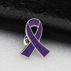 Détail macro de la broche ruban en émail violet avec fermoir papillon sécurisé
