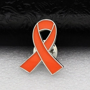 Gros plan d'une épingle en ruban orange émaillé avec base en alliage argenté et fermoir papillon