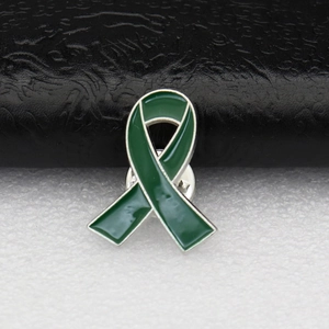 Détail de la broche en émail ruban vert avec cadre en métal argenté et fermoir papillon