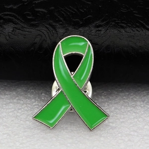 Vue détaillée d'une broche ruban émaillé vert avec bordure argentée et fermoir papillon