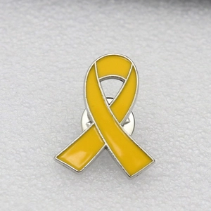 Détail de l'épinglette ruban émaillé jaune avec fermoir papillon en métal sécurisé