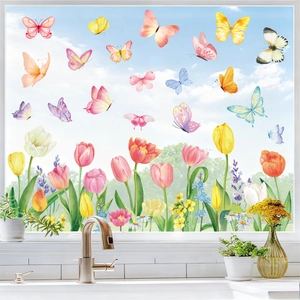Vue de fenêtre de cuisine avec des autocollants aquarelle de papillons et de tulipes