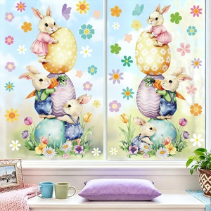 Stickers de fenêtre lapins de Pâques et œufs colorés sur une vitre dans un salon chaleureux