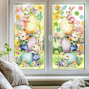 Détail des stickers de Pâques avec lapins et œufs colorés sur une vitre