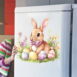 Détail de l'autocollant mural lapin de Pâques et œufs colorés sur un frigo blanc