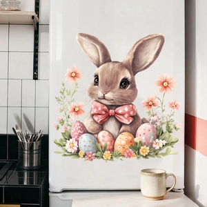 Detailansicht eines Osterhasen- und Eier-Aufklebers an einer weißen Kühlschranktür