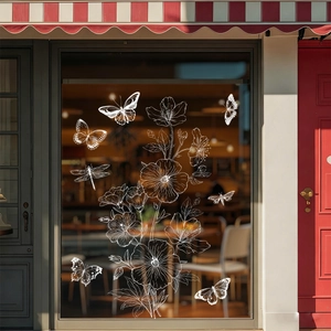 Weiße Blumen- und Schmetterlings-Fensteraufkleber an Glas vor elegantem Hintergrund