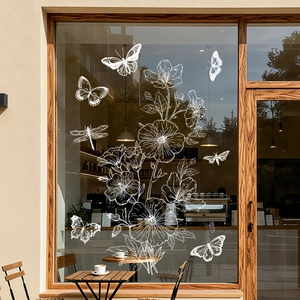 Detail von handgezeichneten Blumen und Schmetterling Fensterstickern an einem Café