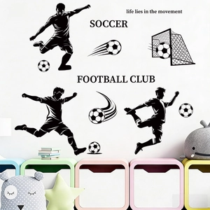 Détail de silhouettes de footballeurs et stickers muraux de ballon dans une chambre