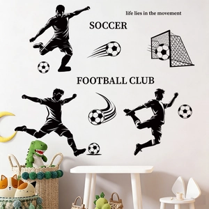Détails de silhouettes noires de footballeurs et stickers de filets sur un mur blanc