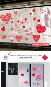 Détails d'autocollants cœurs roses et rouges appliqués sur une vitrine et un frigo