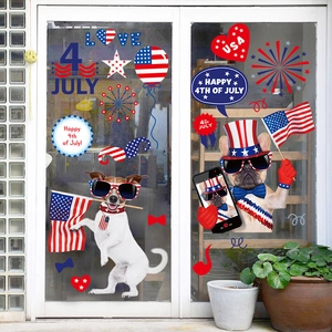 Détail de stickers de fenêtre du 4 juillet avec chiens patriotiques et drapeaux USA