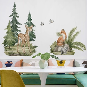 Detail der Wald-Wandtattoos mit Aquarell-Rehen und Füchsen für Kinderzimmer-Deko
