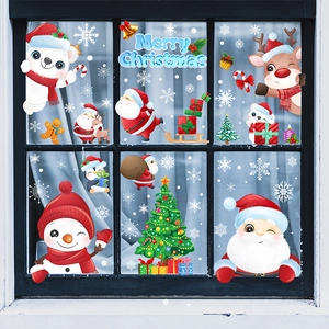 Détail des stickers de Noël avec Père Noël, rennes et flocons de neige sur une vitre