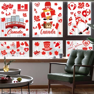 Détail de stickers Canada Day avec feuilles d'érable rouges et gnomes sur vitre