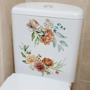 Dettaglio di adesivi floreali impermeabili per WC con rose e peonie ad acquerello