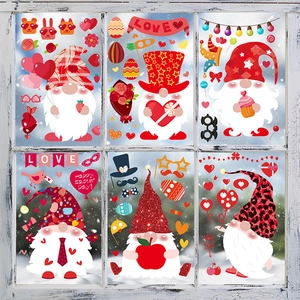 Détail de stickers gnomes avec cœurs sur une fenêtre avec vue sur un paysage enneigé