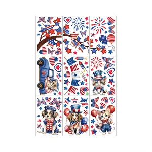 Vue détaillée d'autocollants patriotiques du 4 juillet avec chiens et chats drapeau USA