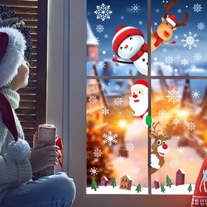 Adesivi natalizi per finestre con Babbo Natale e renne in un ambiente accogliente