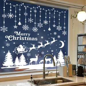 Weiße Weihnachtsfensteraufkleber mit Weihnachtsmann, Rentieren und Flocken auf Glasscheibe