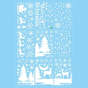 Detailsicht weißer Weihnachts-Fensteraufkleber mit Schneeflocken und Rentieren für Glasdekor