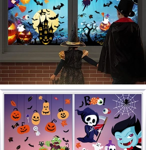 Détail d'autocollants de fenêtre d'Halloween avec fantômes et citrouilles sur une vitre