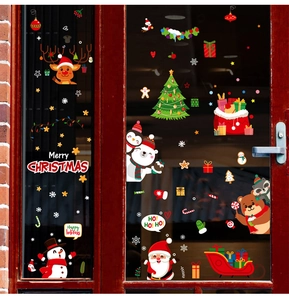Detailansicht von Weihnachts-Fensteraufklebern mit Weihnachtsmann auf Glastüren