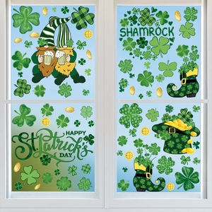 Détail de stickers de fenêtre St Patrick avec leprechaun et trèfles sur le verre